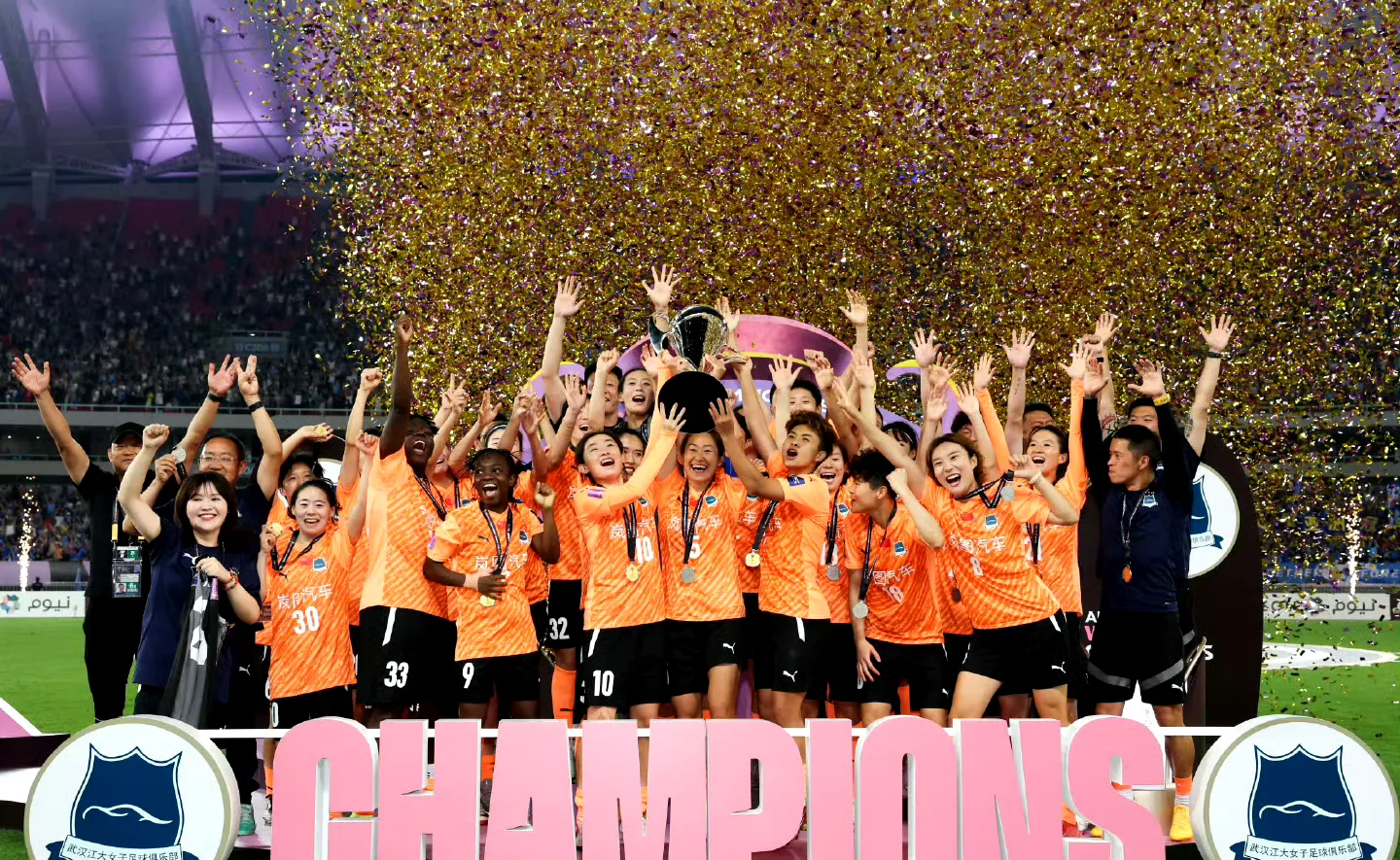 包含阿联酋球队闪耀赛场，力挫对手夺得胜利的词条