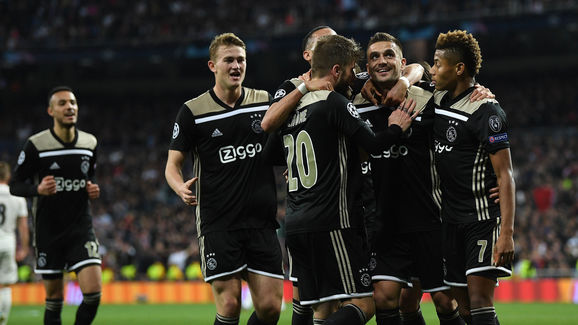 关于阿贾克斯与南安普顿的较量十分激烈的信息