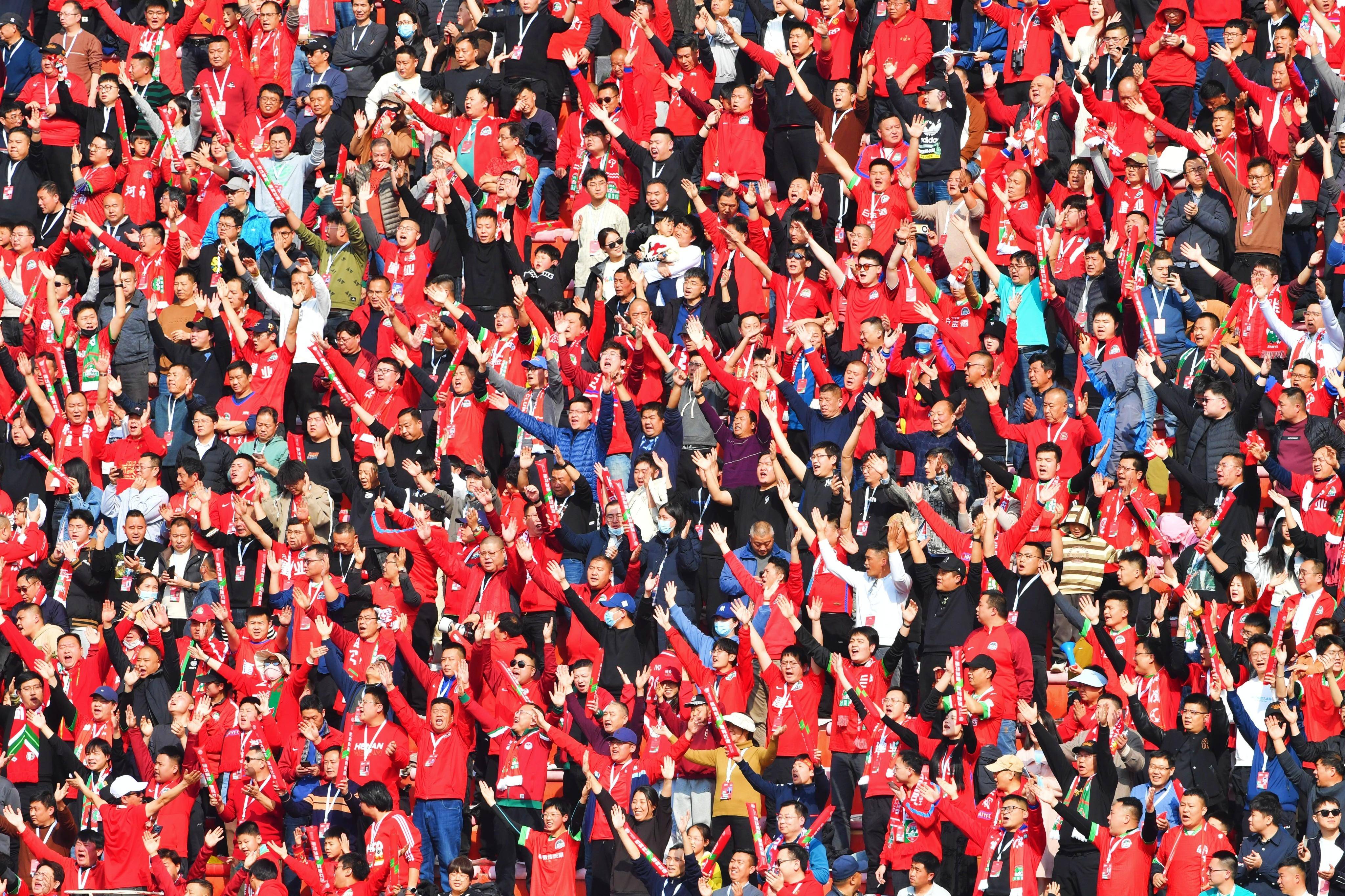 关于赛场气氛热闹非凡，球迷热情高涨助威的信息