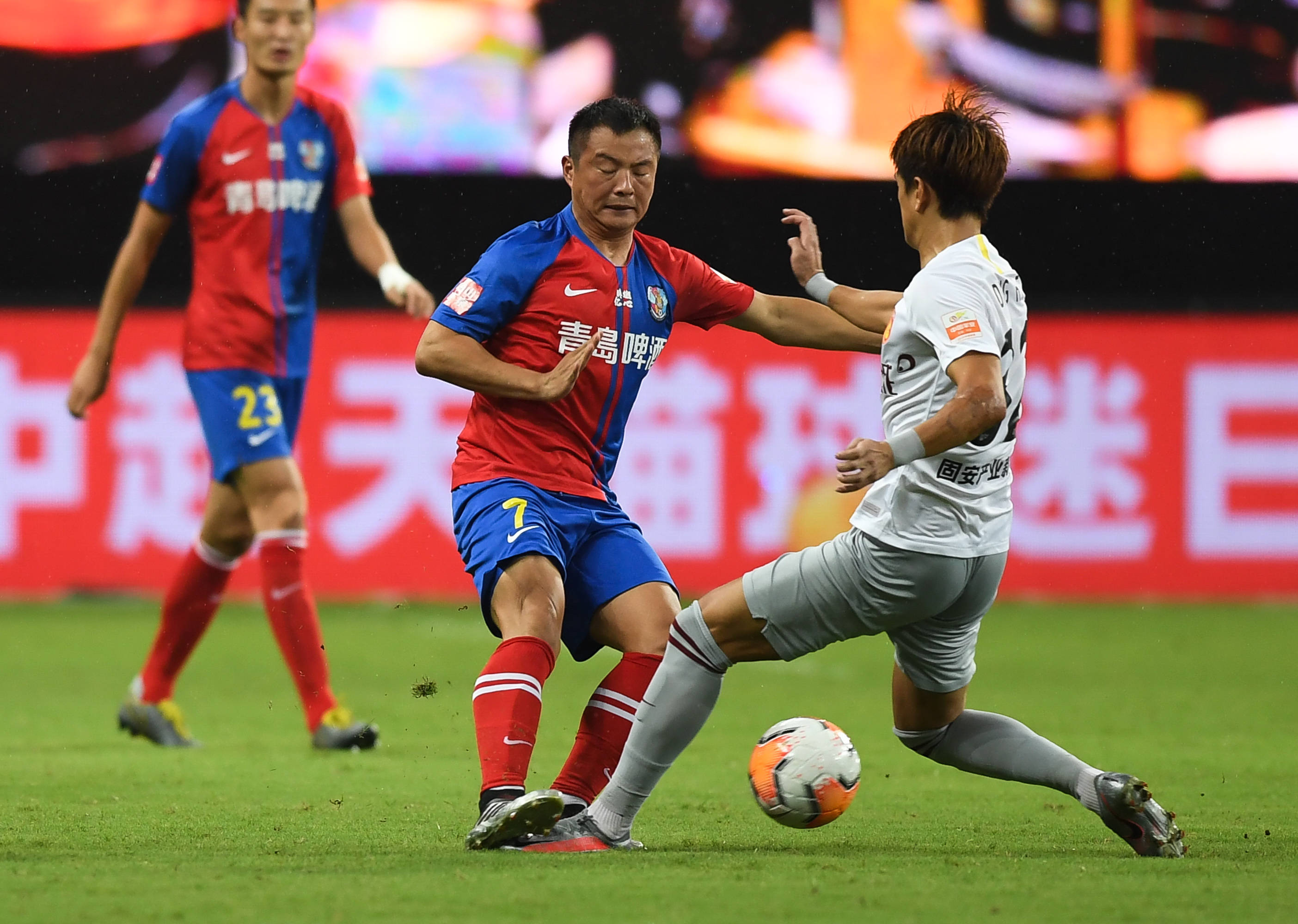 青岛黄海主场优势明显，球员展现团结