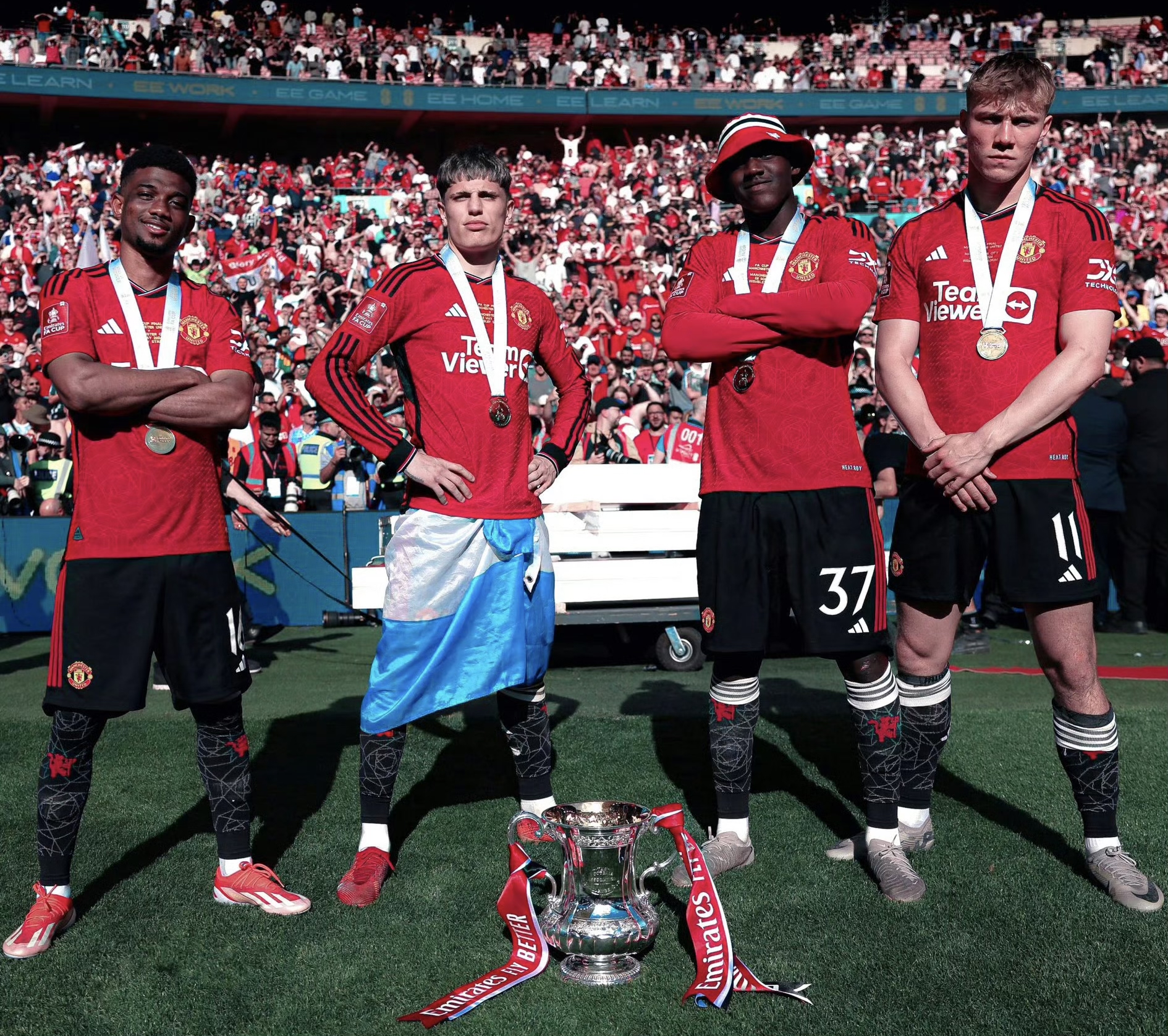 包含欧国联赛事传闻缭绕，球迷期待看到精彩比赛的词条