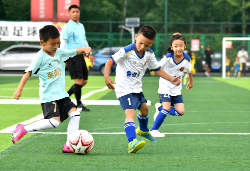 球队实力脱颖而出，足球比赛持续激动人心的简单介绍