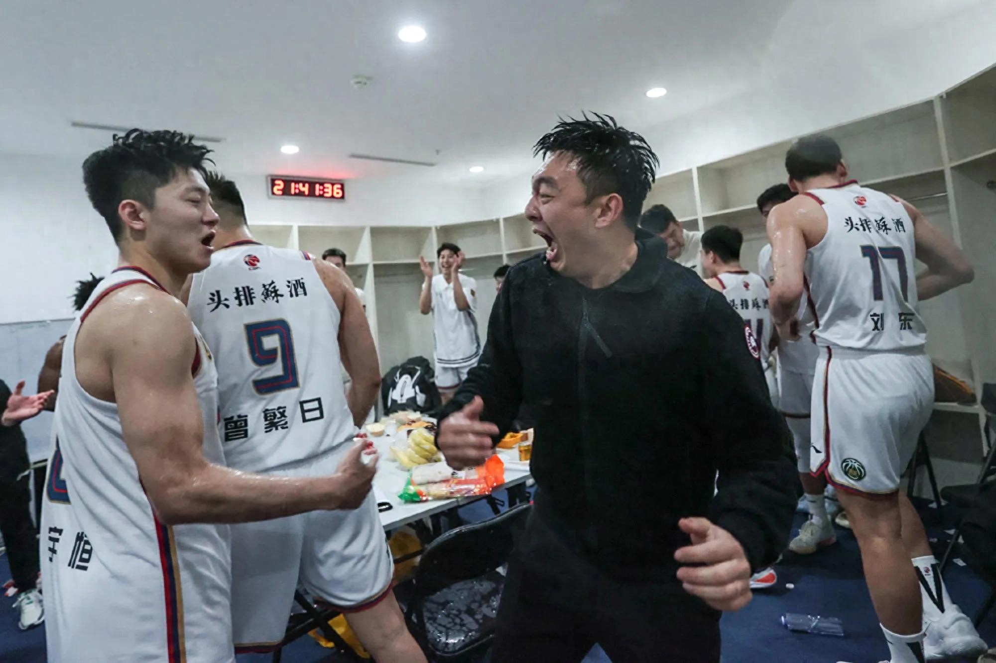 包含知名球星宣布重回赛场，赢得球迷热烈欢呼的词条