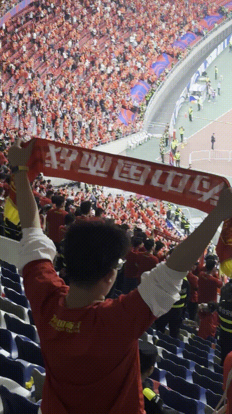 包含知名球星宣布重回赛场，赢得球迷热烈欢呼的词条