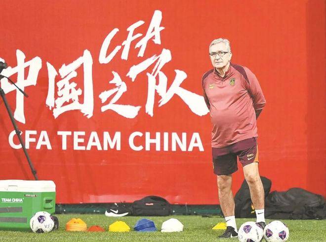 经验丰富的主教练带领球队赢得关键胜利的简单介绍