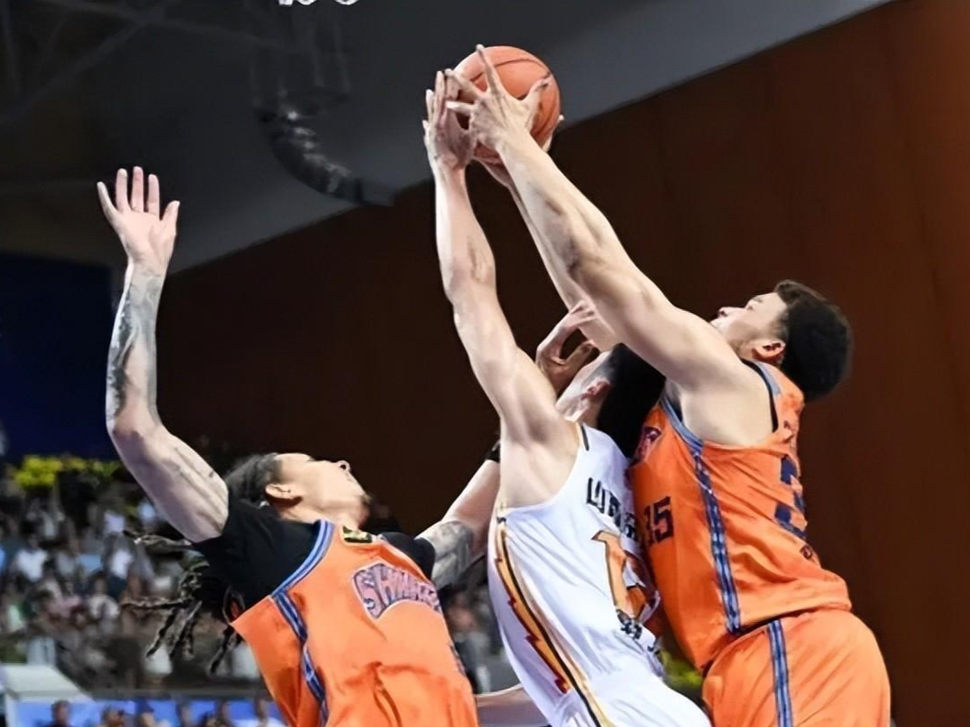 九游娱乐官方网站-进攻防守完美配合，助球队实现连胜