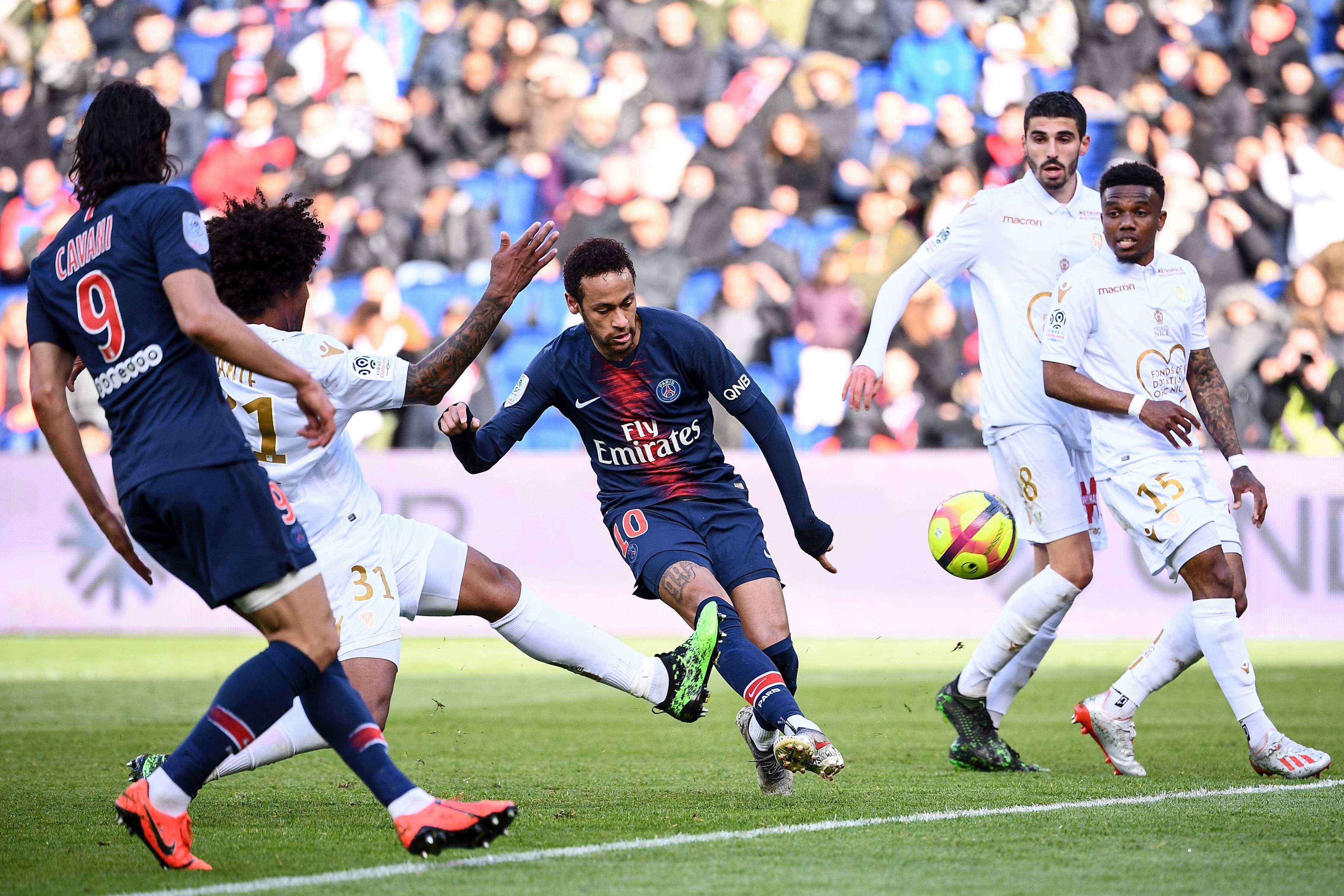 包含巴塞罗那再度大捷，继续领跑西甲的词条