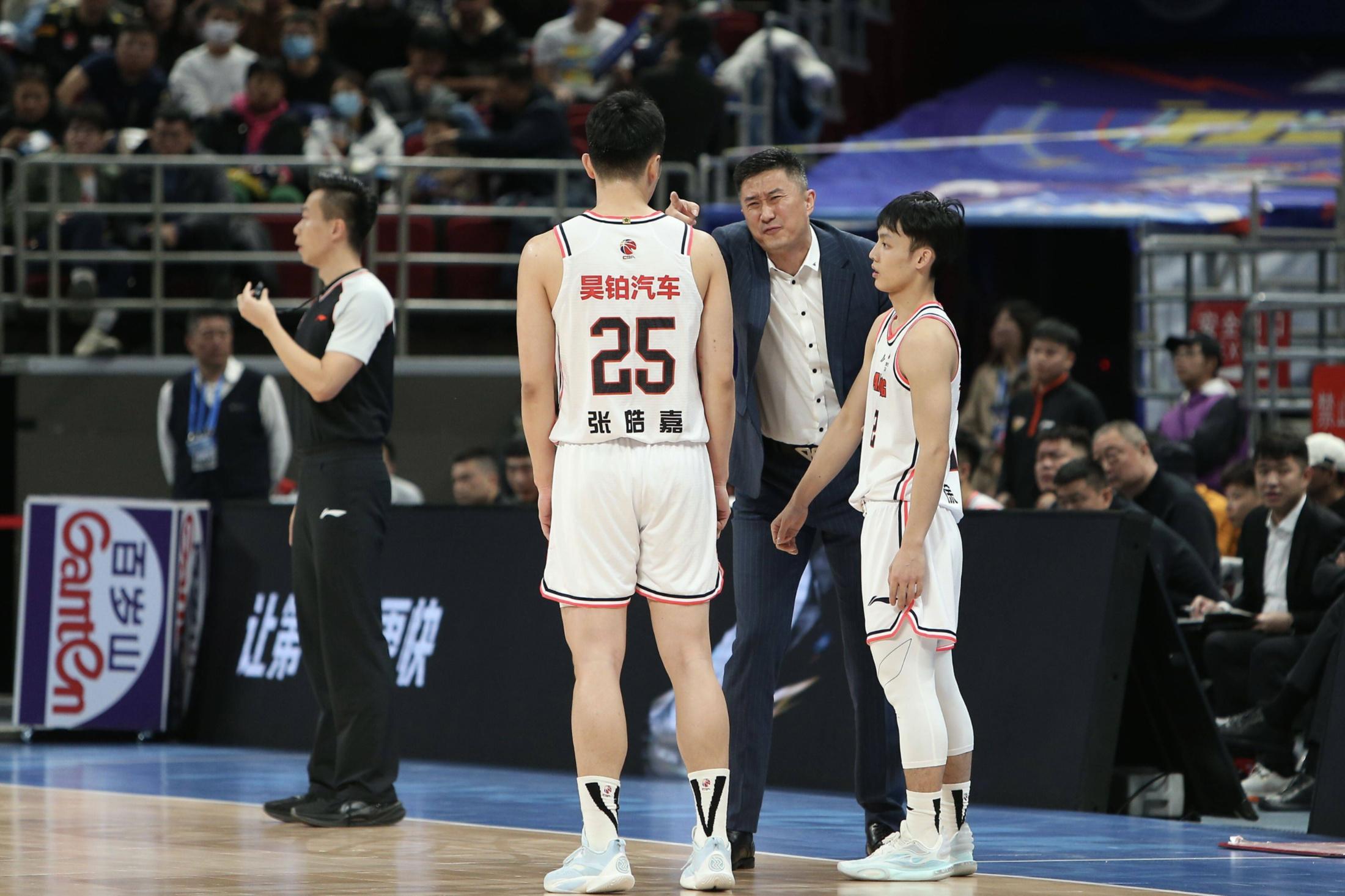 广州队碾压爵士,易建联刷新纪录 广州队碾压爵士,易建联刷新纪录