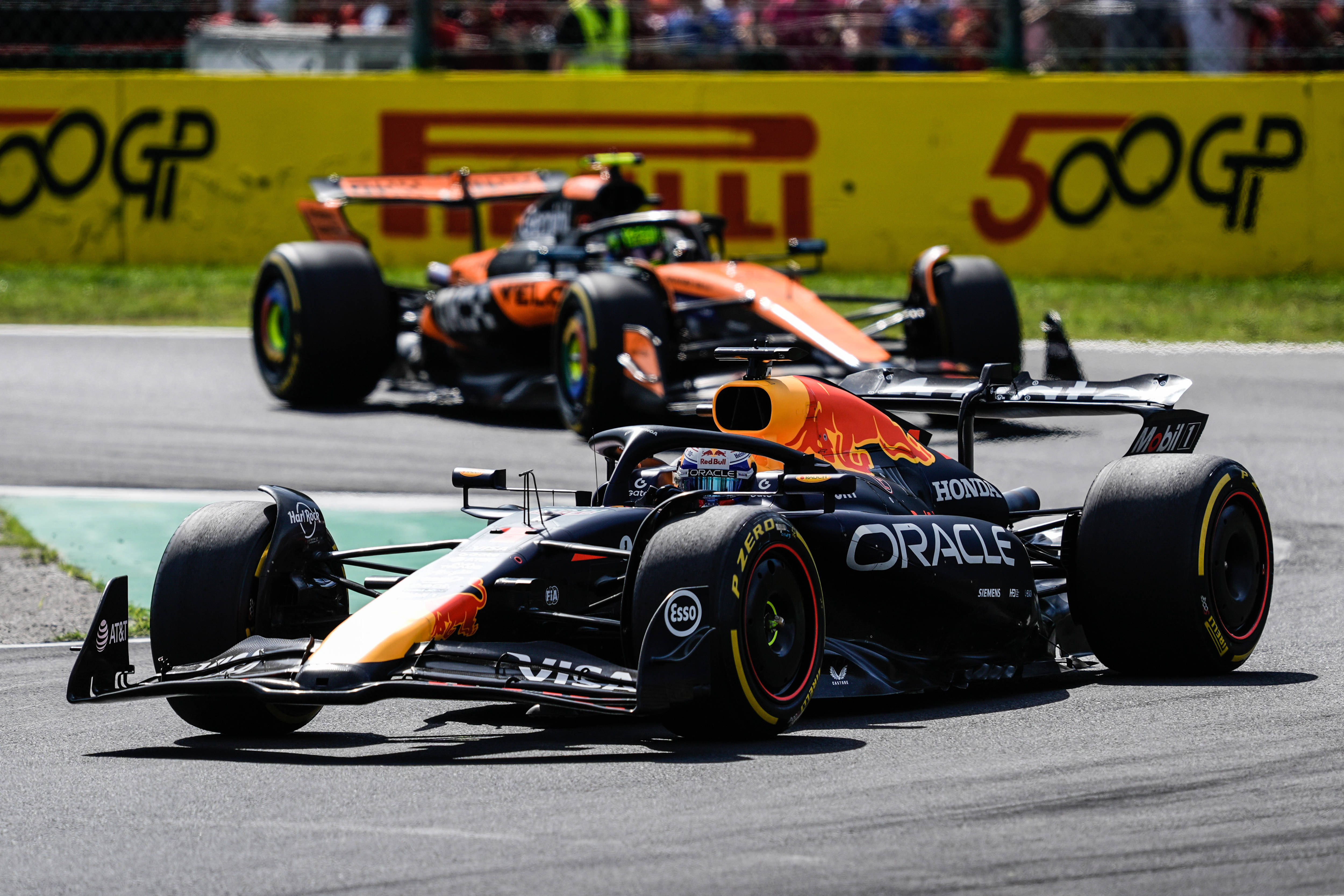 红牛车队鏖战阿斯顿马丁，汉密尔顿惊艳四座的简单介绍