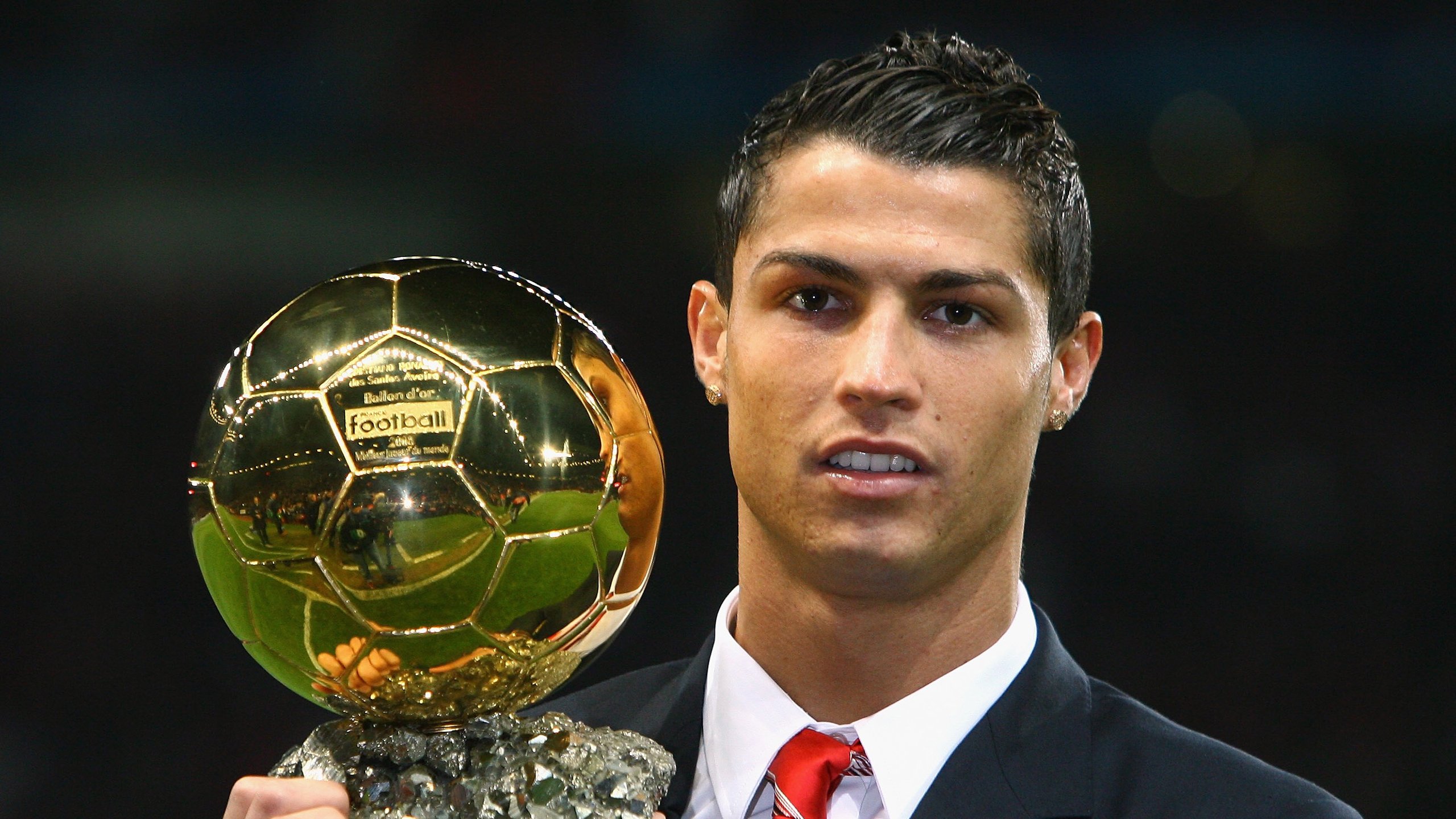 九游娱乐-英超争冠焦点战，皇马正面击溃苏格兰，双线争霸的战术启示