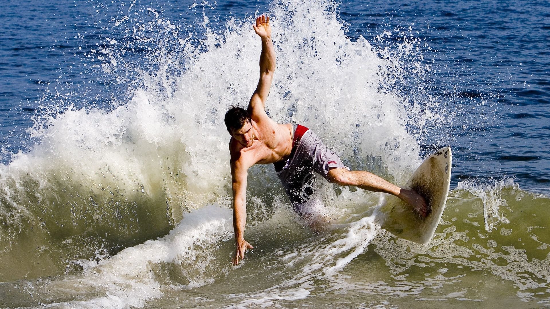 九游体育平台-赛道与球场，当F1争冠焦点遇上公牛淘汰雷霆的启示